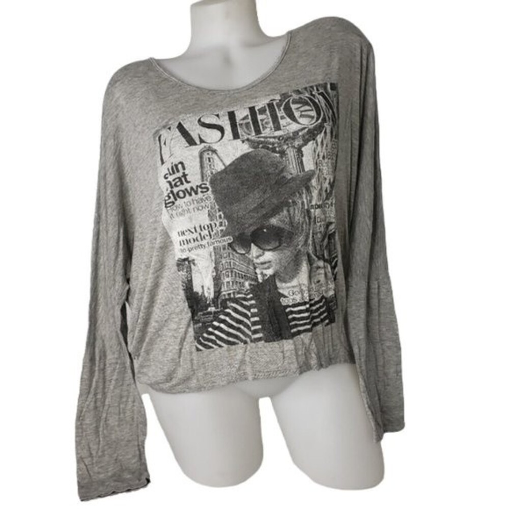 LOVE CULTURE FASHION MAGAZINE OVERSIZED LONG SLEEVE TOP SIZE MEDIUM